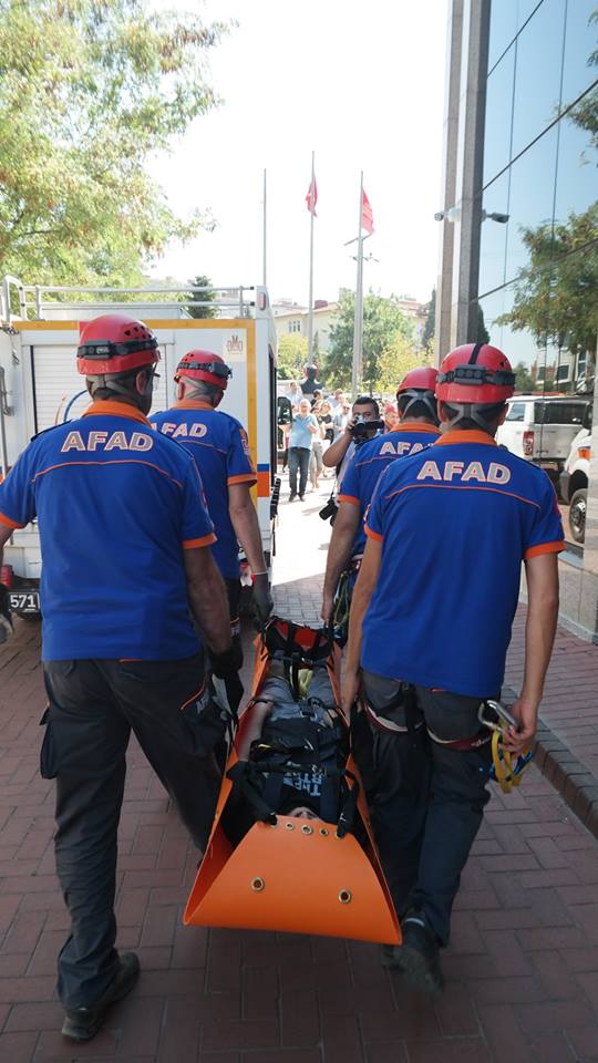 Odamızda düzenlenen"Temel Afet Bilinci ve Deprem Tatbikatı” konulu panel sonrasında, Odamız ve AFAD işbirliğinde gerçekleştiren tatbikattan kareler...