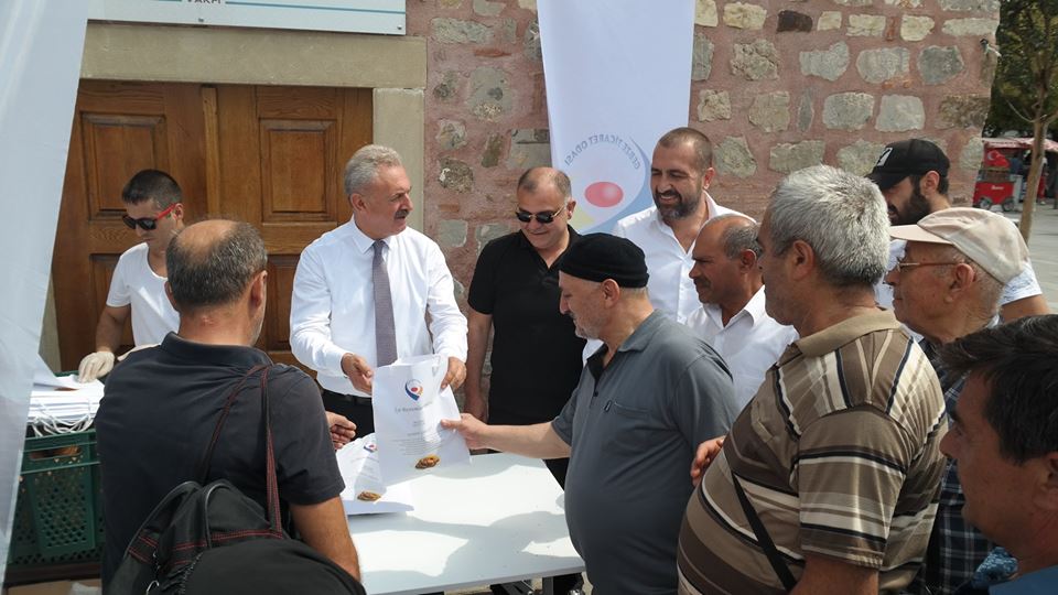 Geleneklerimizi yaşatarak şehrimizin sosyal ve kültürel değerlerinin hatırlanmasını sağlamak amacıyla Dini Bayramlarımızın arefesinde yapılan ve şehrimize has lezzet olan"Gebze Çöreği” ni dört ilçemizde Başkanımız Nail Çiler öncülüğünde, Meclis Başkanımız Yönetim Kurulu ve Meclis Üyelerimizle dağıttık.