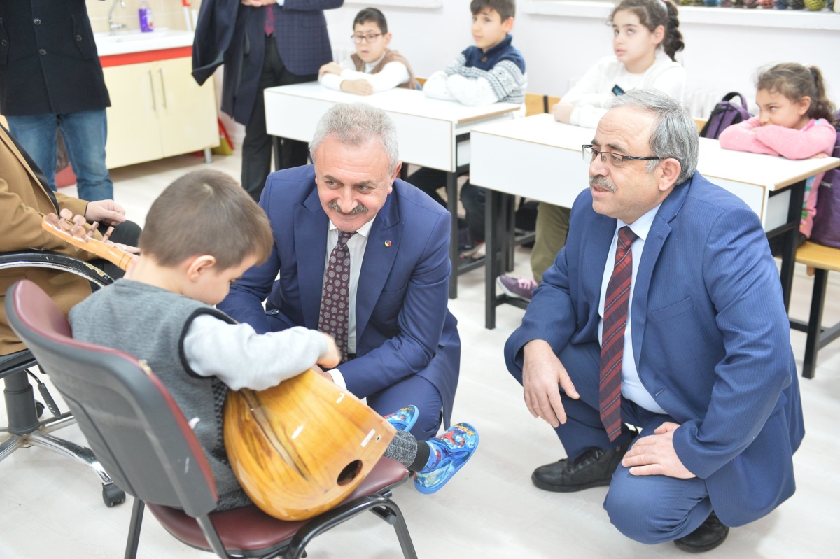 7 - 14 Ocak Beyaz Baston Görme Engelliler Haftası dolayısıyla Kocaeli Beyazay Derneği Başkanı Furkan EŞİTTİ ile birlikte Darıca Barış İlköğretim Okulunda özel öğrencilerimiz ile bir araya geldi.