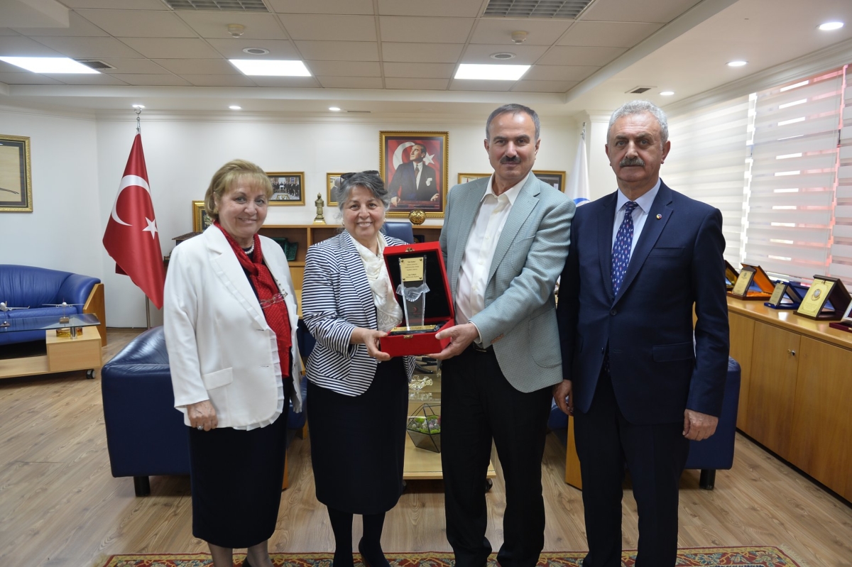 Türk Kızılay Gebze Şubesi Başkanı Oya TUNÇEL ve beraberindeki heyet Yönetim Kurulu Başkanımız Nail ÇİLER ve Meclis Üyemiz Sevgi ÇİLER