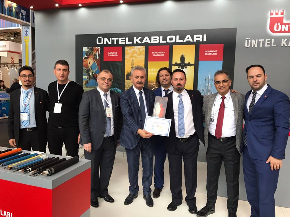 Hannover Messe ye katılım sağlayan oda üyelerimizi ziyaret ederek günün anısına hediye takdiminde bulunduk.