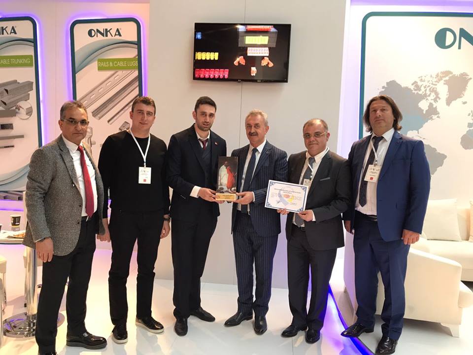 Hannover Messe ye katılım sağlayan oda üyelerimizi ziyaret ederek günün anısına hediye takdiminde bulunduk.