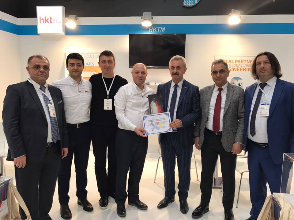 Hannover Messe ye katılım sağlayan oda üyelerimizi ziyaret ederek günün anısına hediye takdiminde bulunduk.