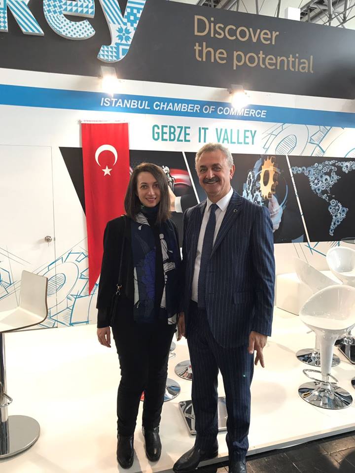 Hannover Messe ye katılım sağlayan oda üyelerimizi ziyaret ederek günün anısına hediye takdiminde bulunduk.