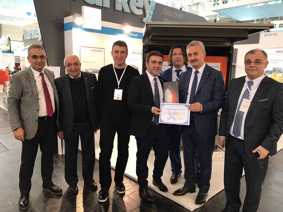 Hannover Messe ye katılım sağlayan oda üyelerimizi ziyaret ederek günün anısına hediye takdiminde bulunduk.