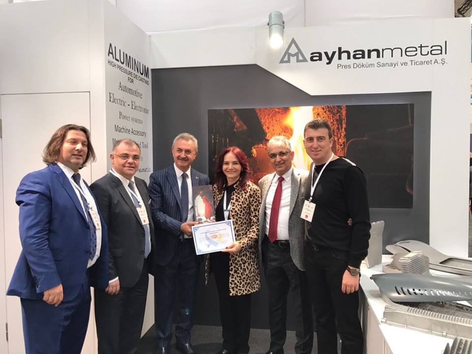 Hannover Messe ye katılım sağlayan oda üyelerimizi ziyaret ederek günün anısına hediye takdiminde bulunduk.