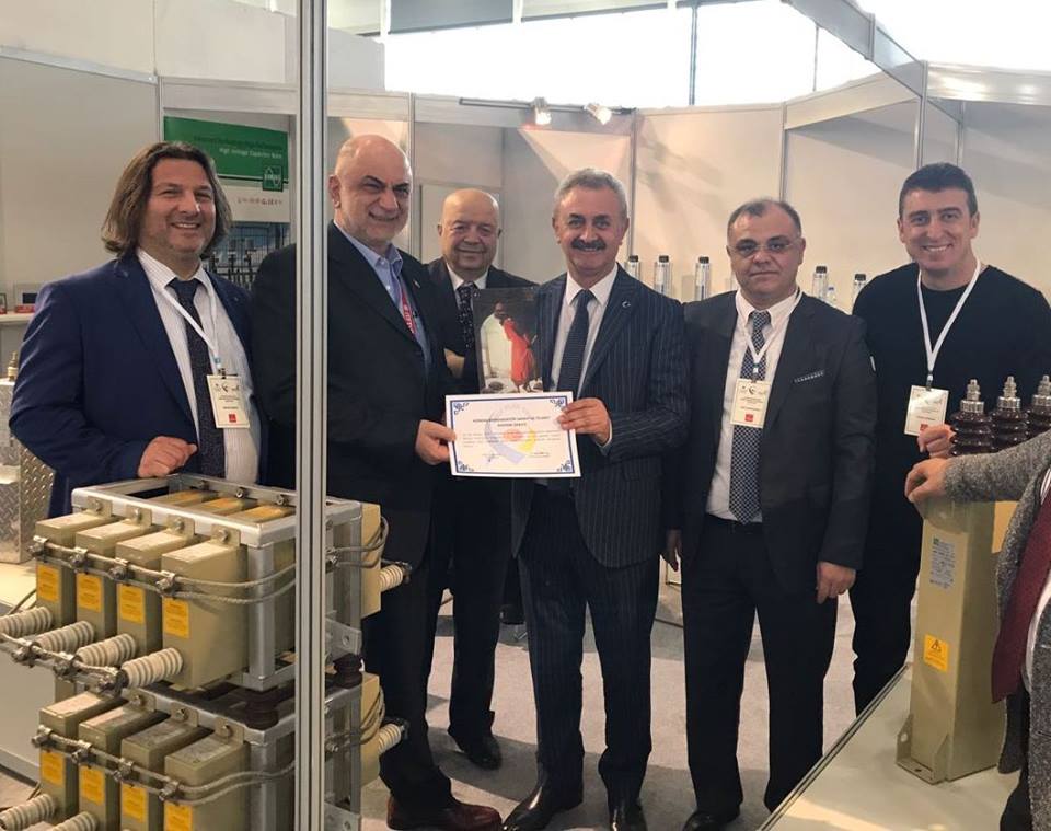 Hannover Messe ye katılım sağlayan oda üyelerimizi ziyaret ederek günün anısına hediye takdiminde bulunduk.