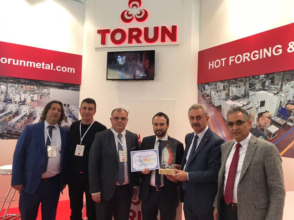 Hannover Messe ye katılım sağlayan oda üyelerimizi ziyaret ederek günün anısına hediye takdiminde bulunduk.