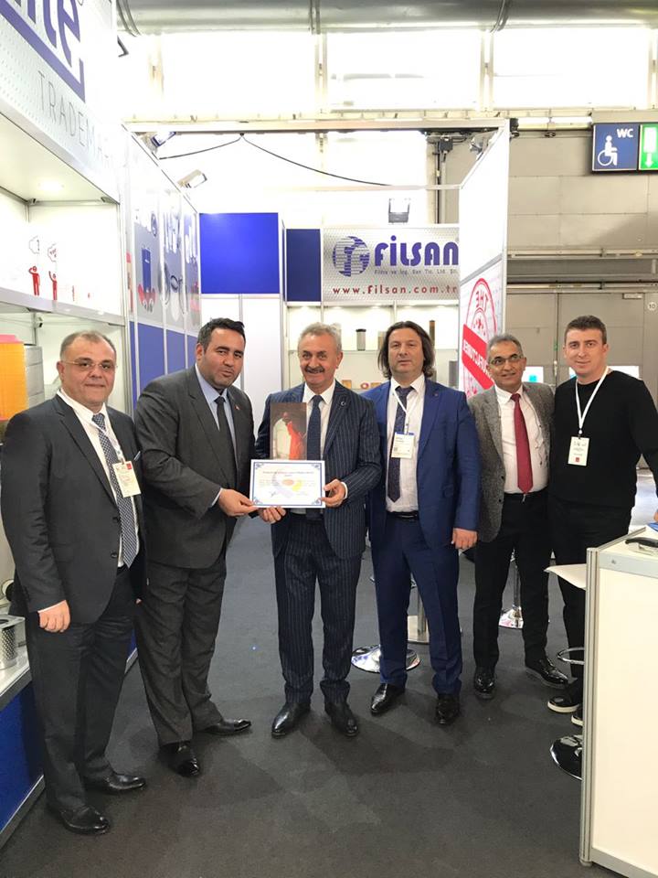 Hannover Messe ye katılım sağlayan oda üyelerimizi ziyaret ederek günün anısına hediye takdiminde bulunduk.