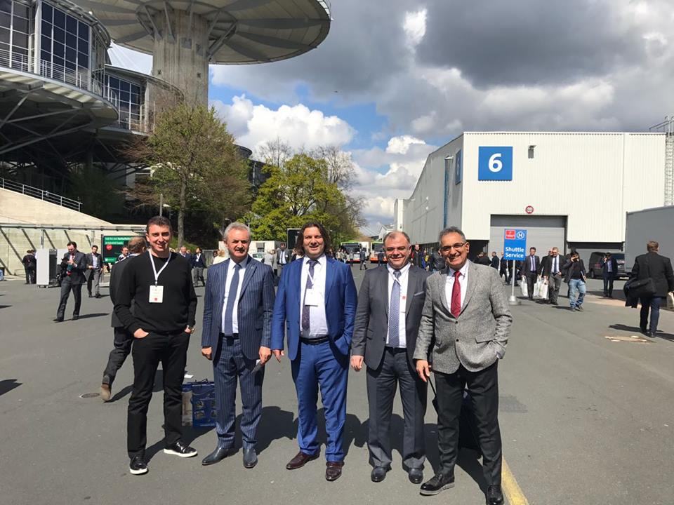 Hannover Messe ye katılım sağlayan oda üyelerimizi ziyaret ederek günün anısına hediye takdiminde bulunduk.