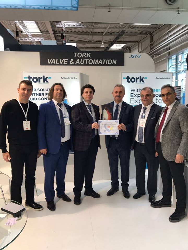 Hannover Messe ye katılım sağlayan oda üyelerimizi ziyaret ederek günün anısına hediye takdiminde bulunduk.