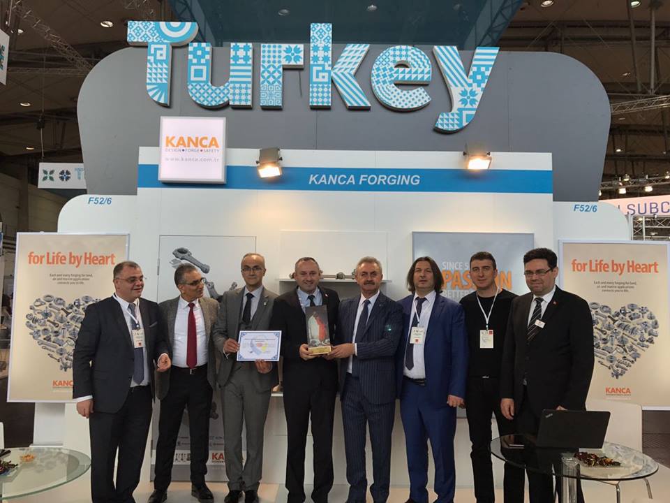 Hannover Messe ye katılım sağlayan oda üyelerimizi ziyaret ederek günün anısına hediye takdiminde bulunduk.