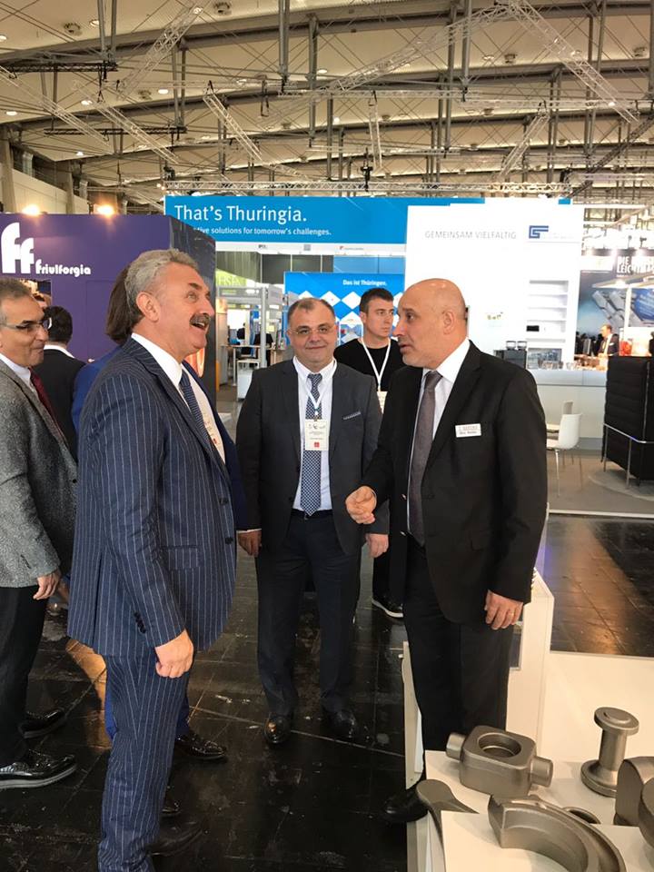 Hannover Messe ye katılım sağlayan oda üyelerimizi ziyaret ederek günün anısına hediye takdiminde bulunduk.