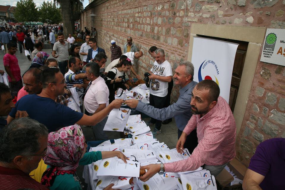 Dini Bayramlarımızın arefesinde şehrimize has lezzet"Gebze Çöreği” ni dört ilçemizde Başkanımız Nail ÇİLER öncülüğünde dağıtarak, geleneklerimizi yaşatmaya devam ediyoruz.