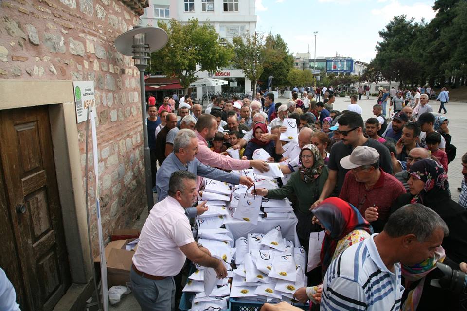 Dini Bayramlarımızın arefesinde şehrimize has lezzet"Gebze Çöreği” ni dört ilçemizde Başkanımız Nail ÇİLER öncülüğünde dağıtarak, geleneklerimizi yaşatmaya devam ediyoruz.